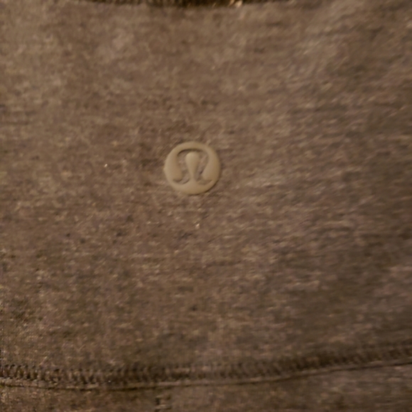 Lululemon long sleeve size 4 or 6 - Picture 4 of 5